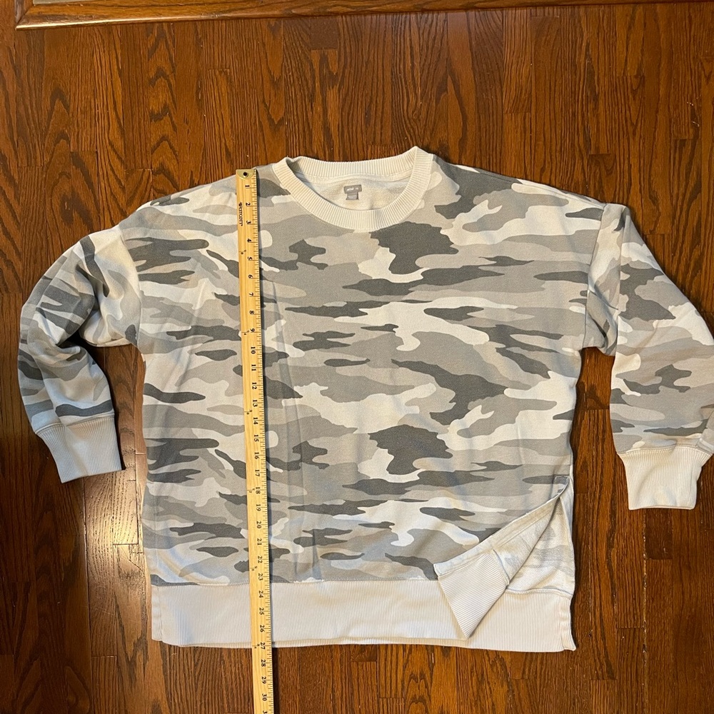 Aerie split hem pull over sweatshirt.  Gray camo.  Size L.